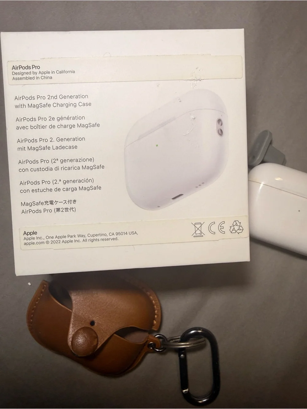 Apple AirPods Pro (2nd Gen) Wireless Earbuds Lightning with box and carry case